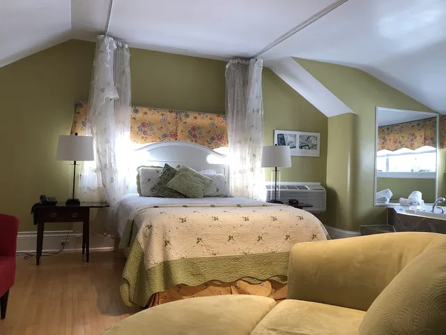 غرفة بسرير كوين، Leaside Manor By The Leaside Group 2/4