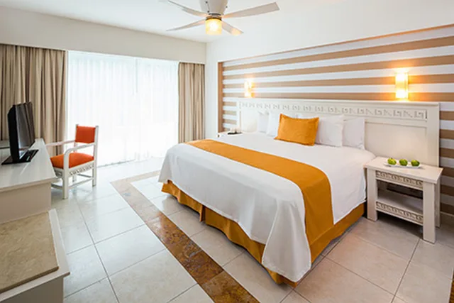 غرفة ديلوكس بسرير مزدوج بإطلالة جزئية على البحر، Bluebay Grand Esmeralda All Inclusive 1/2