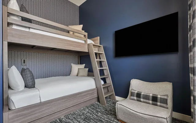 2 Bedrooms, Peak, Residence, King Bed, Bunk Beds، Pendry Park City 1/2