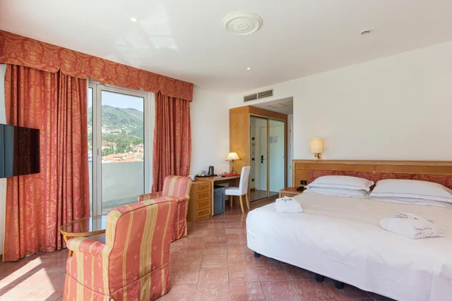 جناح جونيور بإطلالة على البحر، Grand Hotel Mediterranee 3/6