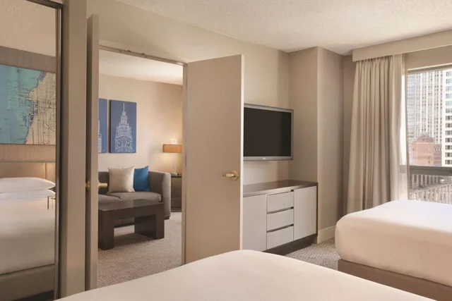 جناح بسريرين مزدوجين بإطلالة على المدينة مع أريكة، Hilton Chicago Magnificent Mile Suites 3/4