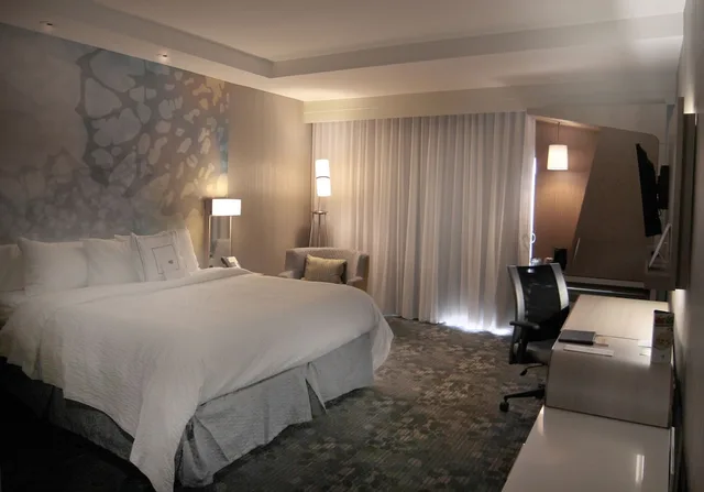 غرفة بسرير كينج مع أريكة لذوي الإعاقة، Courtyard Jackson Airport Pearl 1/5