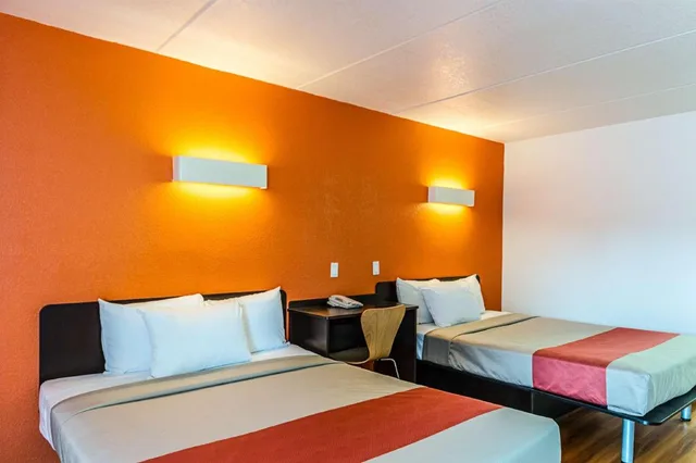 2 Queen Beds - Mobil Access Tub Nsmk Micfridg، Motel6 Cleveland, TX 3/8