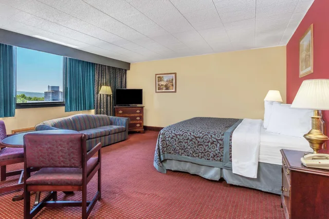 غرفة ثلاثية بسرير كينج، Days Inn by Wyndham Scranton PA 3/5