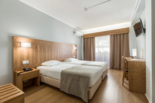 غرفة بسريرين منفصلين بشرفة، Hotel Moinho de Vento 2/8