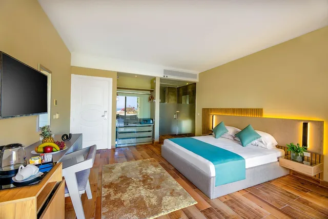 غرفة سوبيريور بسرير كوين بإطلالة جزئية على البحر، AJIRA Resort Sahl Hasheesh 1/6