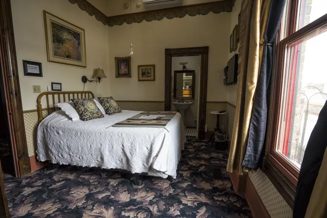 غرفة قياسية بسرير كوين بإطلالة على الفناء، Red Garter Inn 1/2