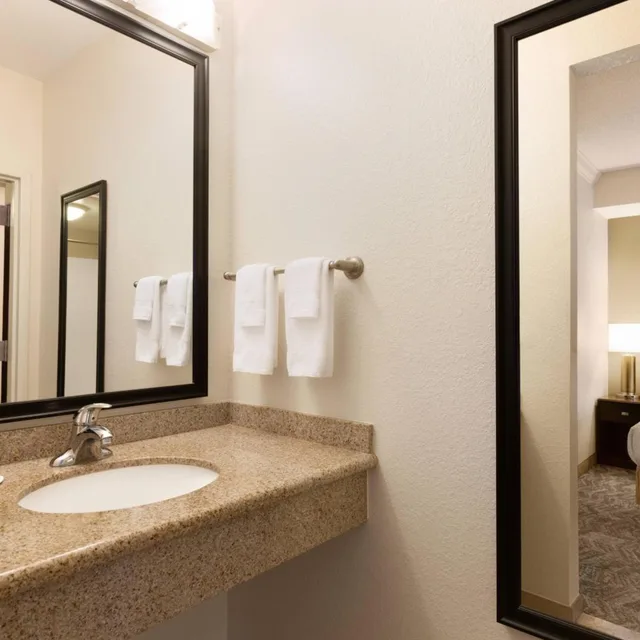 جناح بسرير كينج مع سرير سحّاب إضافي مع أريكة بحوض استحمام لذوي الإعاقة، SPRINGHILL SUITES BY MARRIOTT WEST PALM BEACH I-95 2/5