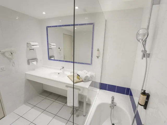 جناح جونيور، Hotel Mount Venturi 3/3