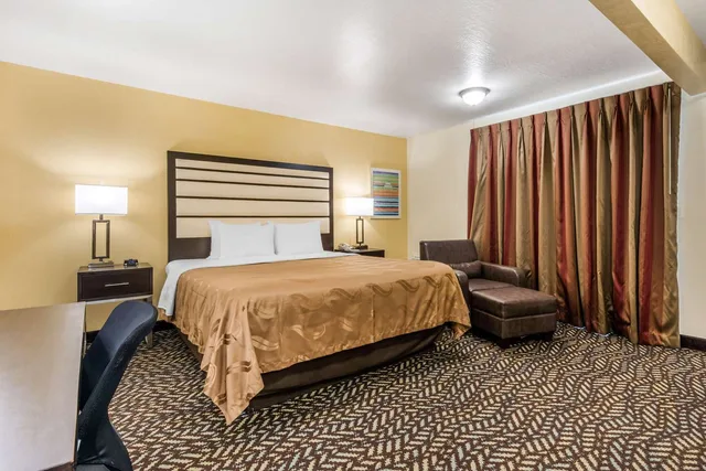 غرفة بسرير كينج، Quality Inn & Suites Capitola By The Sea 2/3