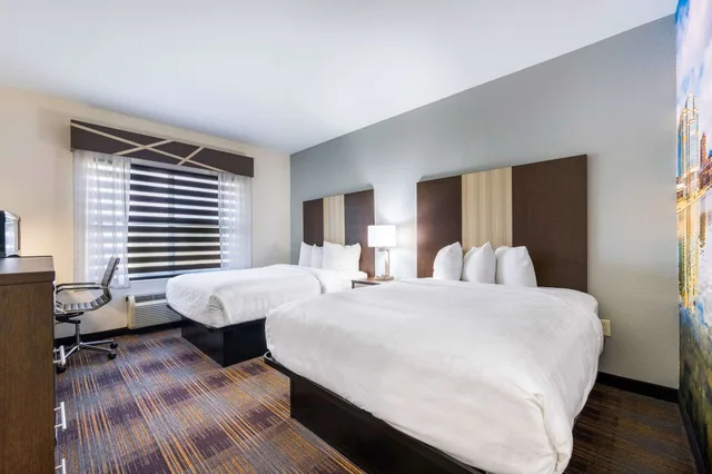 غرفة قياسية بسريرين كوين، Clarion Pointe Madison-Huntsville 1/3