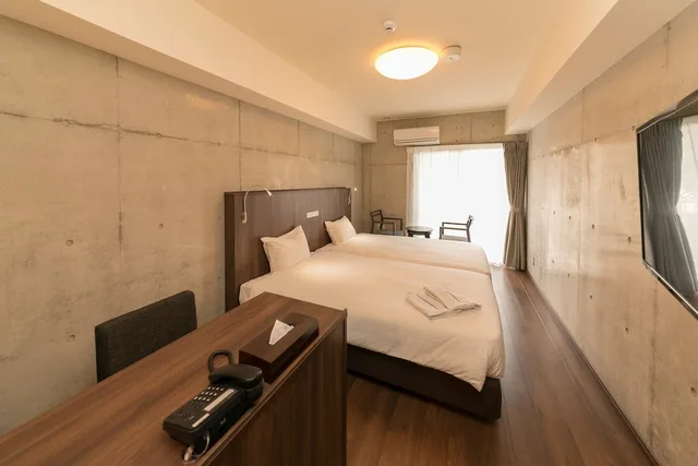 غرفة بسريرين منفصلين بمطبخ مع دخول الصالة، The Breakfast Hotel Porto Ishigaki 7/10