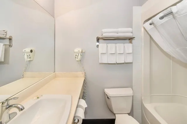 Efficiency, 2 Queen Beds، Quality Inn & Suites Whitecourt 8/9