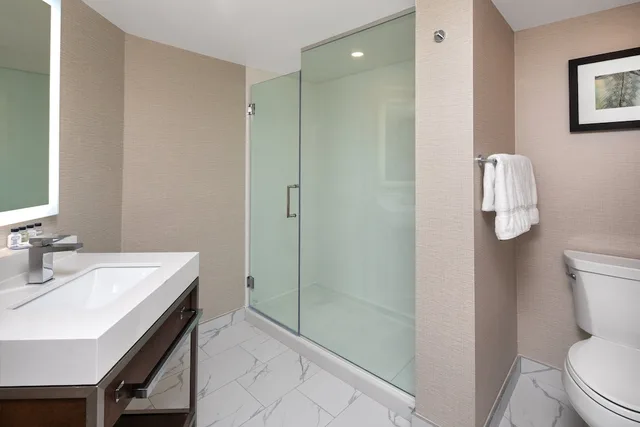 غرفة قياسية بسرير فردي، Crowne Plaza Toronto Airport 7/9