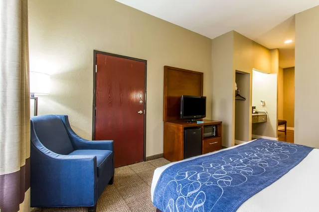 غرفة بسرير كينج، Comfort Suites Mattoon 2/3