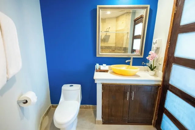 Blue, Junior Suite, King Bed، Chairs Resort By the Sea 3/6