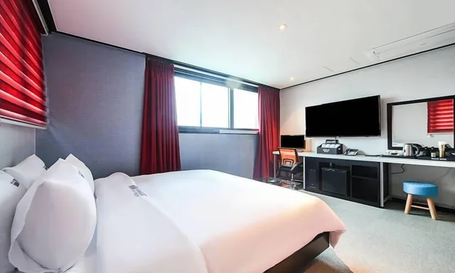 Standard, Queen Bed, No Parking، Hermes Hotel 5/10