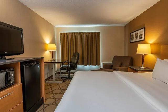 غرفة قياسية بسرير كوين، Clarion Pointe Campbellton 1/4