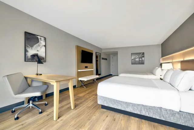 room, 2 queen beds, partial view، DoubleTree by Hilton Davenport 1/4