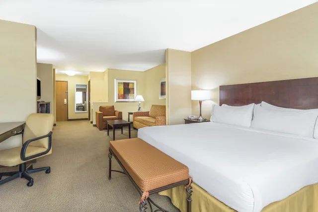 جناح بسرير كينج مع أريكة بمنطقة جلوس، Holiday Inn Express Nogales 2/4