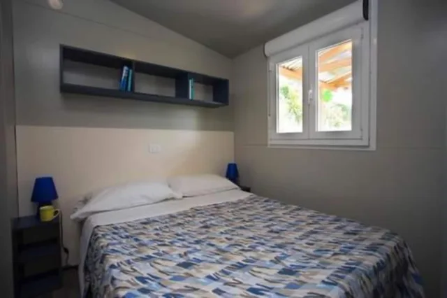 غرفة فاخرة بثلاثة أسرّة مع أريكة، Camping Serenella 1/3