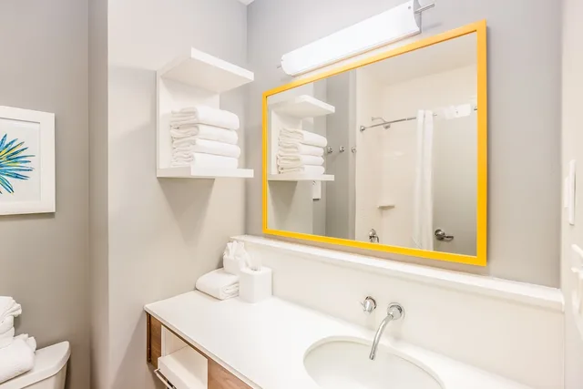 Room, King Bed, Gulf View, No Patio، Hampton Inn Pensacola Beach 8/9
