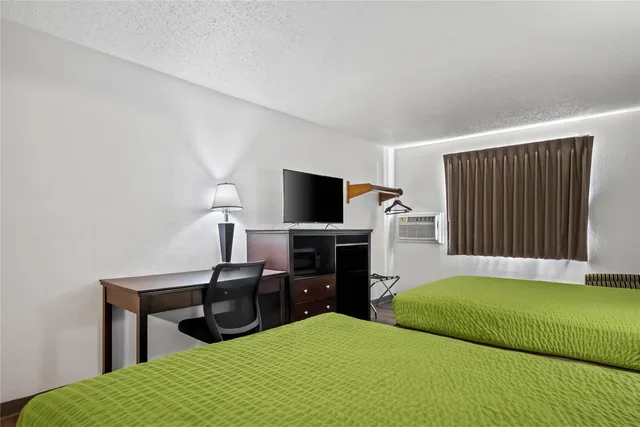 غرفة بسريرين كوين، Econo Lodge Inn & Suites Auburn, MI 6/6