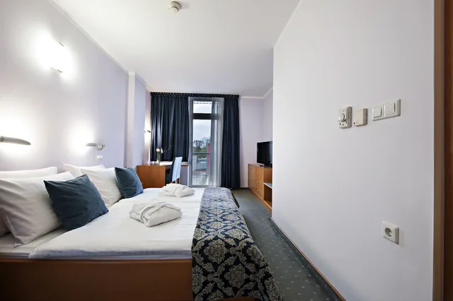 غرفة قياسية بسرير كوين مع أريكة، Izvir Hotel 2/3