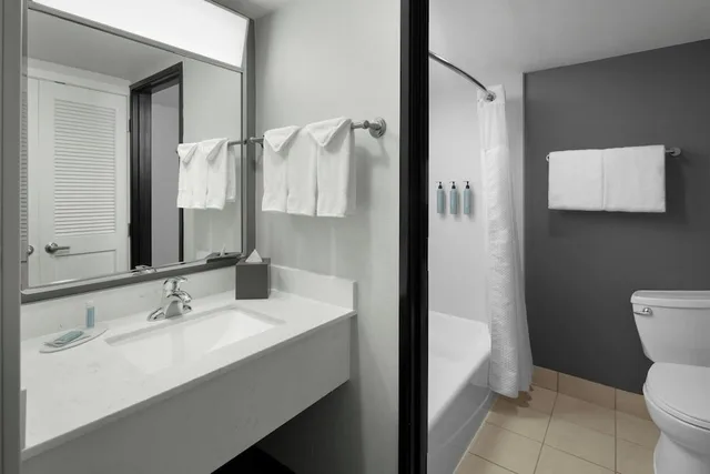 غرفة بسريرين كوين مع أريكة لذوي الإعاقة، Courtyard by Marriott Salt Lake City Sandy 3/5