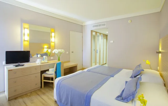 غرفة بسرير مزدوج أو سريرين منفصلين بإطلالة على البحر، Louis Ledra Beach 3/5