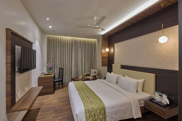 غرفة ديلوكس بسرير مزدوج، Grand Continent Hosur A Sarovar Portico Affiliate Hotel 1/3