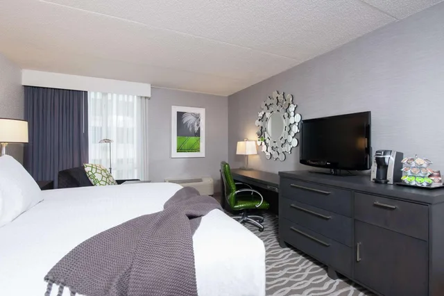 غرفة قياسية بسرير كينج، DoubleTree by Hilton Chicago - North Shore Conference Center 2/3