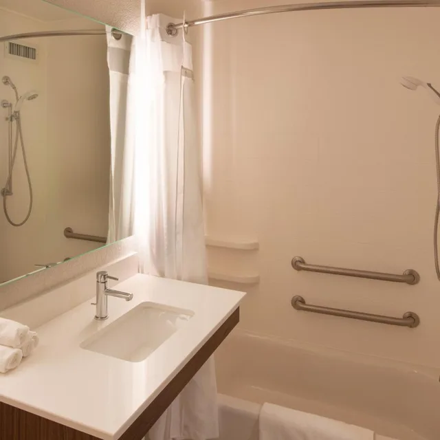 جناح بسرير كينج مع أريكة لذوي الإعاقة، Holiday Inn Express Hotel And Suites Worthington 6/7