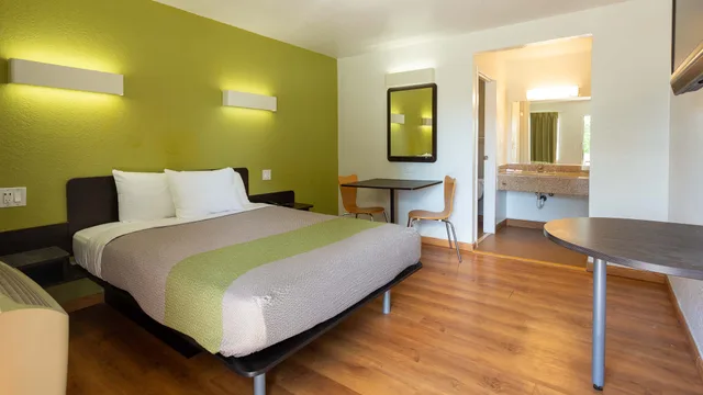 1 Queen Bed - Smoking, Micfridge، Motel6 Camp Springs, DC - South Camp Springs 1/7