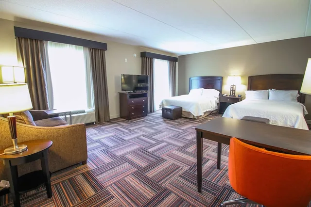 غرفة بسريرين كوين مع أريكة، Hampton Inn And Suites Flowery Branch 1/3