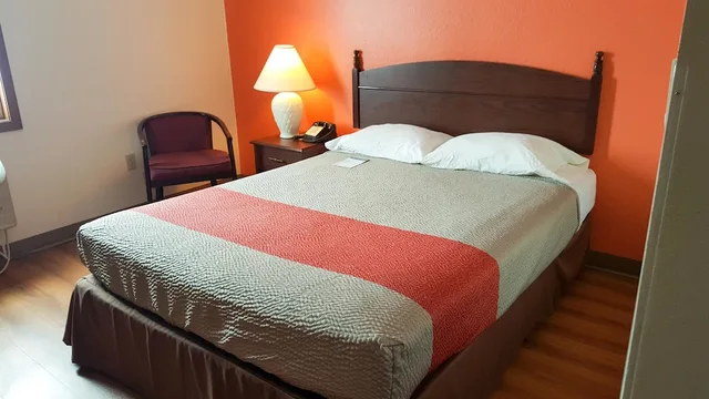 غرفة قياسية بسرير كوين، Motel6 Saukville, WI 5/9