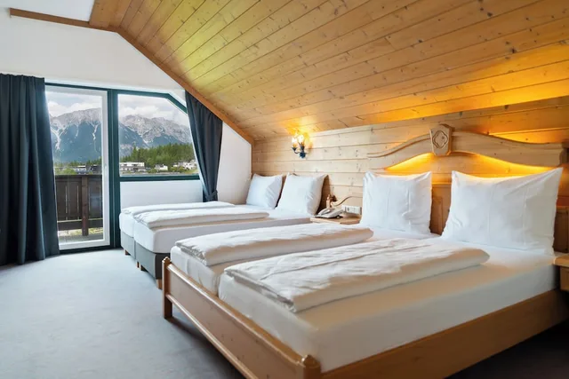 غرفة قياسية رباعية بإطلالة على الجبل بشرفة، Gruberhof Hotel 5/10