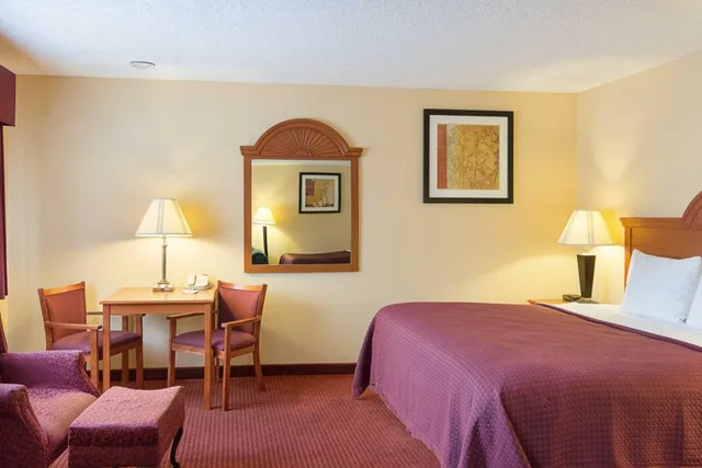 Upgrade, Efficiency, Suite, King and Queen Bed، Quality Inn Los Lunas, NM 6/8