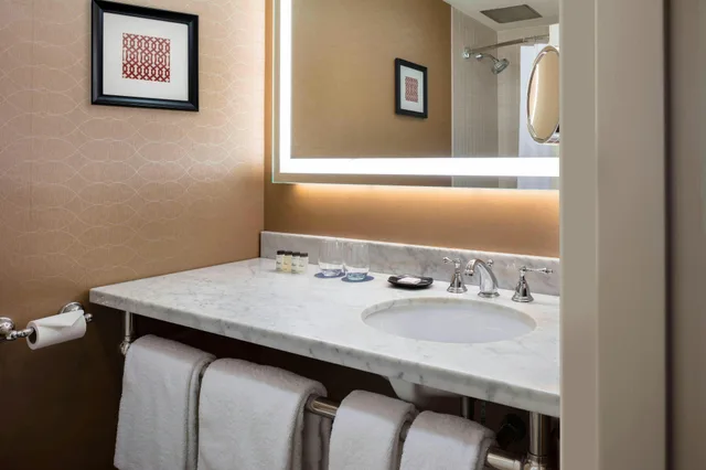 غرفة بسرير مزدوج، Sheraton Commander Hotel 2/2