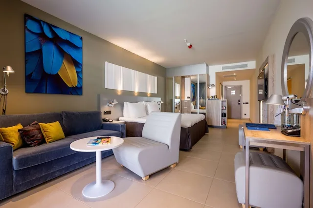 غرفة سوبيريور بسرير كينج بإطلالة على المسبح بشرفة، Radisson Blu Resort Spa Gran Canaria Mogan 5/10