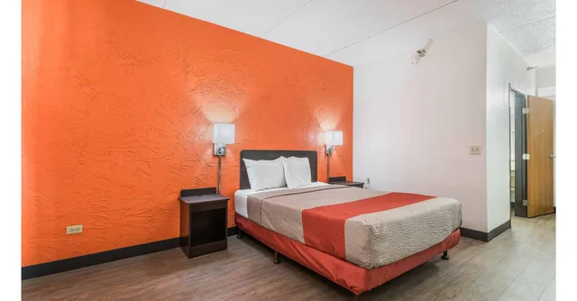 غرفة بسرير كوين لذوي الإعاقة، Motel6 Bridgeview, IL 3/5