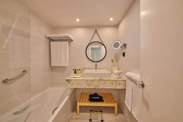 غرفة عائلية بسرير كينج وسريرين منفصلين بإطلالة جزئية على البحر، Dreams Lanzarote Playa Dorada Resort Spa 3/3