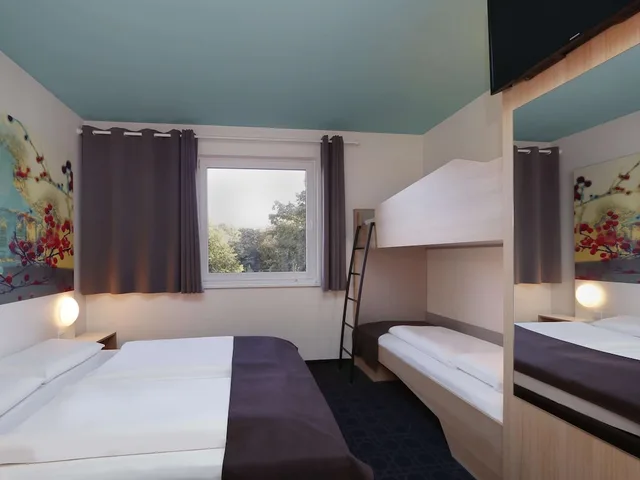 غرفة رباعية بسرير كوين وسرير بطابقين، B&B HOTEL Potsdam 1/7
