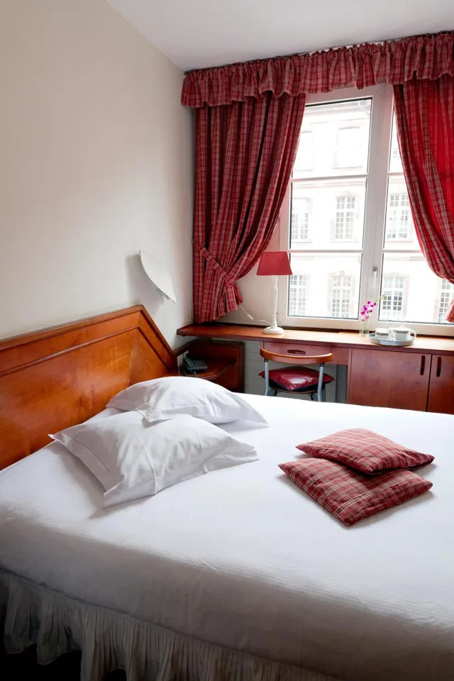 Single, French Bed، Hôtel Suisse 1/8