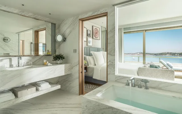 جناح بسرير كينج بإطلالة على البحر بغرفة نوم واحدة، Four Seasons Astir Palace Hotel Athens 2/2