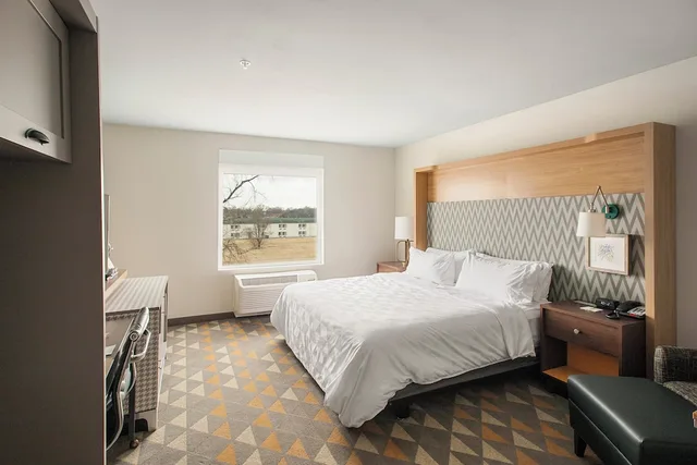 غرفة قياسية بسرير كينج لذوي الإعاقة، Holiday Inn Hotel Suites Decatur 4/5