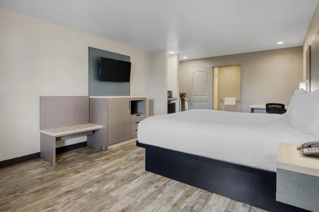 غرفة بسرير كينج بحوض استحمام لذوي الإعاقة، SureStay Hotel by Best Western Ukiah 3/8