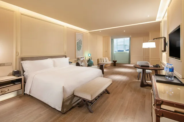 غرفة بريميوم بسرير كينج بإطلالة على البحر، Hilton Dalian Golden Pebble Beach Resort 2/4