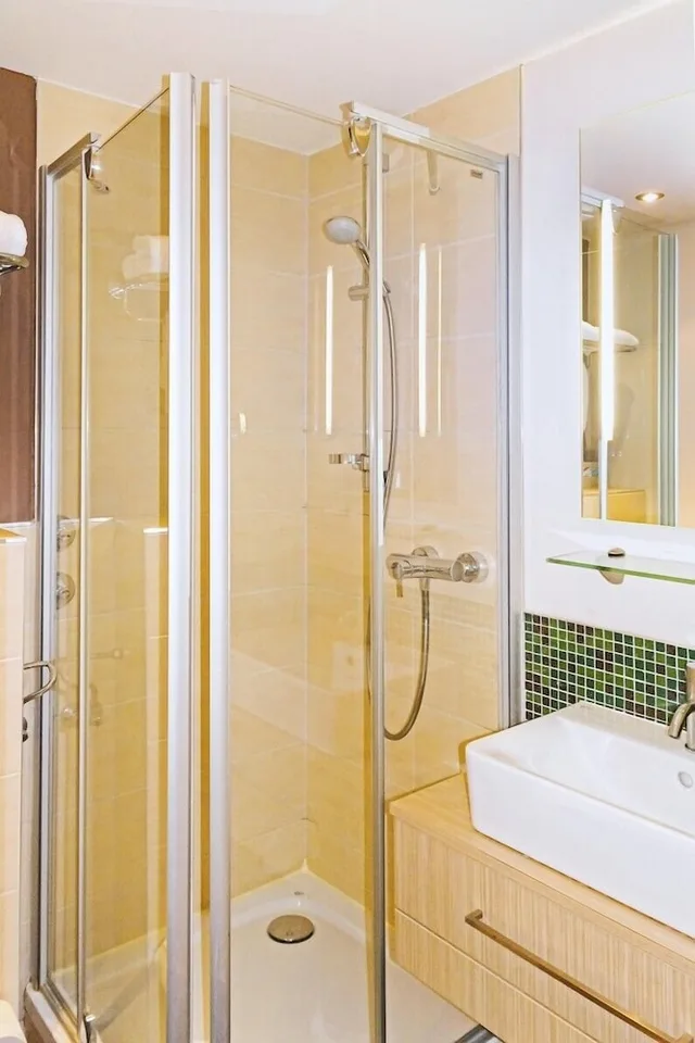 غرفة رباعية بسرير مزدوج وسريرين منفصلين، Hotel New Orly 2/4
