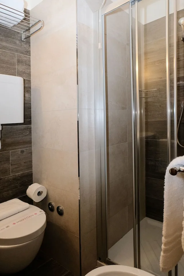 غرفة كومفورت ثلاثية بسريرين منفصلين بإطلالة جزئية على البحر مع أريكة، Hotel Orizzonte 3/4